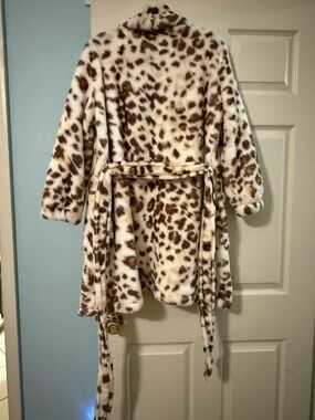 Aerie Faux Fur Leopard Print Robe - Cream and Brown!
